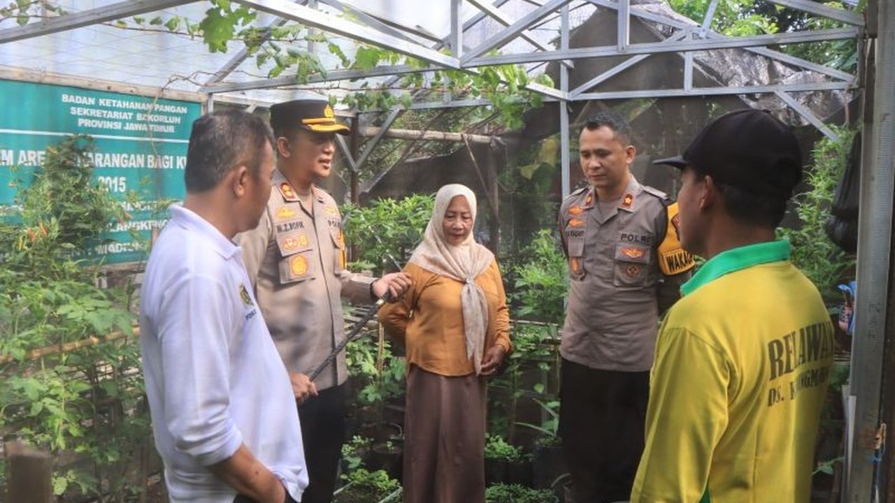 Polres Madiun memberikan apresiasi kepada Kelompok Wanita Tani Sumber Rejeki di Desa Kedungmaron, Madiun, atas program ketahanan pangan yang telah berhasil dijalankan dan menjadi contoh bagi desa lain.
