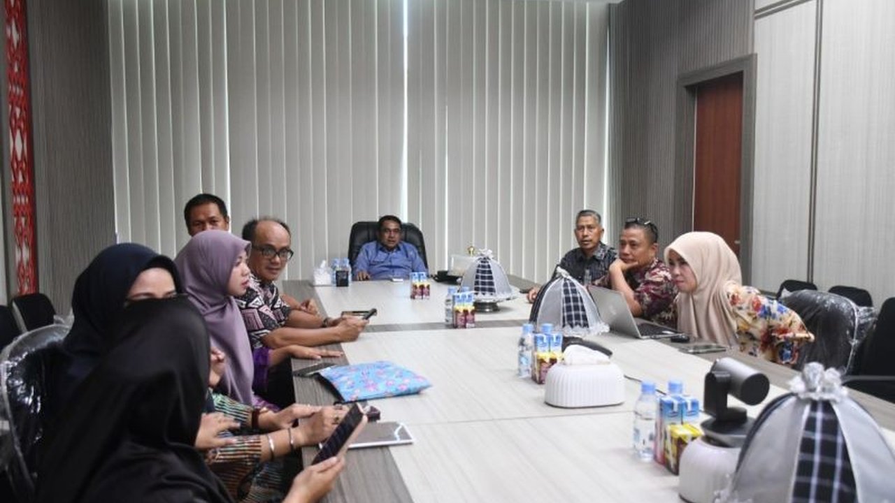 Pemerintah Provinsi Sulawesi Barat (Sulbar) berkoordinasi dengan sejumlah kabupaten untuk membangun Sistem Penyediaan Air Minum (SPAM) guna mendukung pembangunan dan perekonomian daerah, dengan Majene dan Polman masih dalam tahap negosiasi.