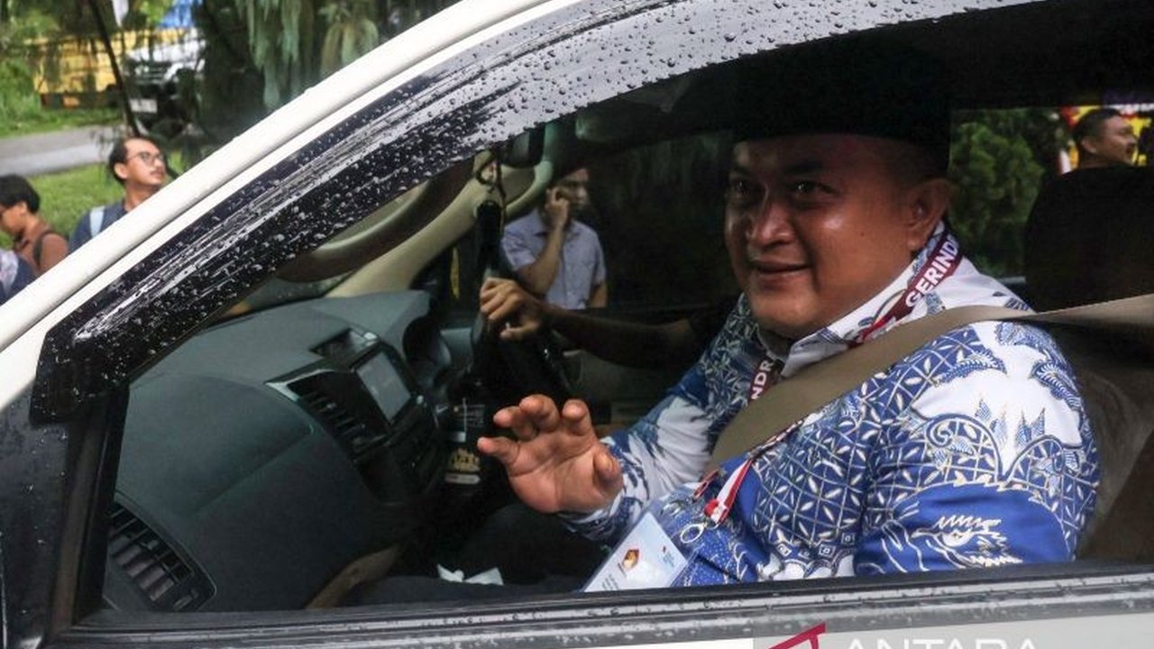 Bupati Bogor terpilih, Rudy Susmanto, menolak pengadaan mobil dinas dan mengimplementasikan arahan Presiden Prabowo Subianto untuk efisiensi anggaran, sebuah langkah yang dia umumkan usai silaturahmi Koalisi Indonesia Maju.