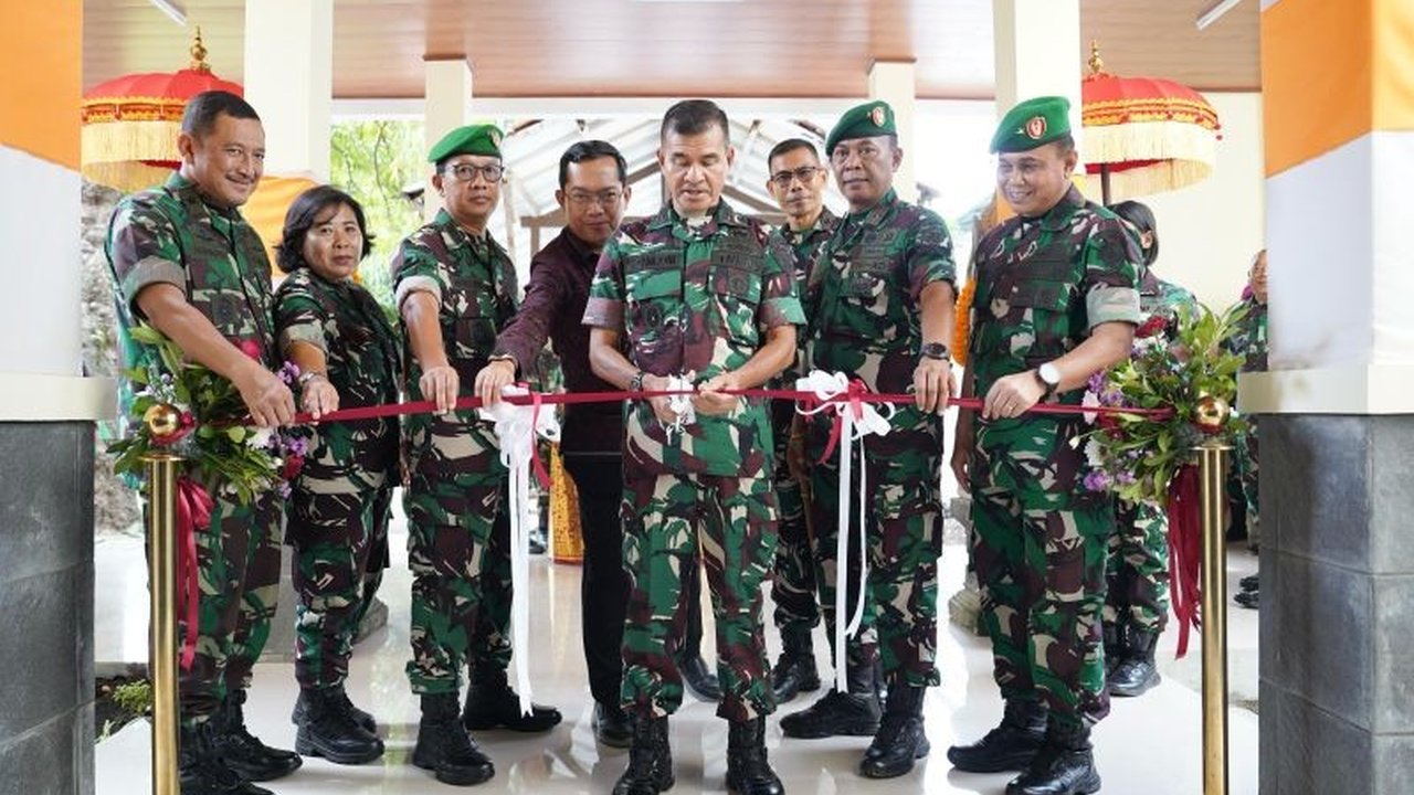 Mayjen TNI Muhammad Zamroni meresmikan Ruang Rawat Inap Ratna di RS Udayana, Denpasar, untuk meningkatkan kualitas layanan kesehatan bagi prajurit, PNS, dan masyarakat umum, menggunakan dana internal rumah sakit.