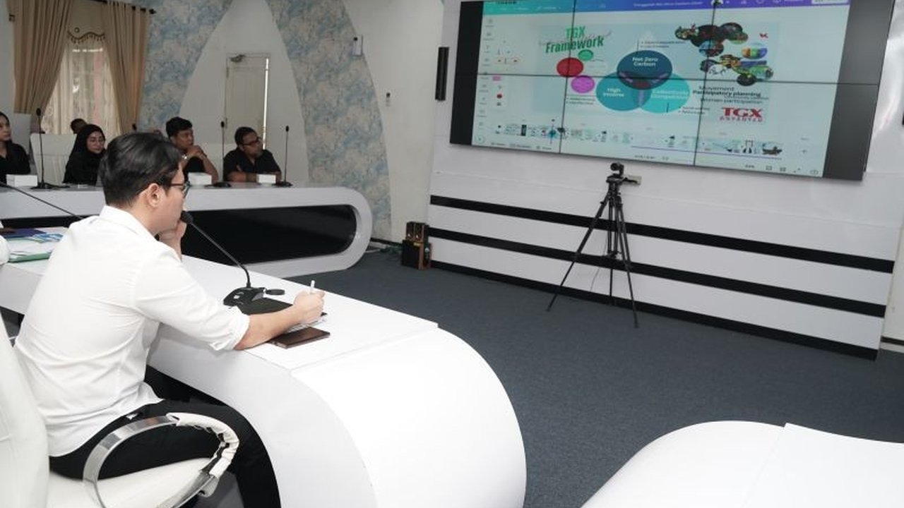 Kabupaten Trenggalek berkolaborasi dengan arsitek lanskap internasional untuk merancang tata kota berkelanjutan dengan konsep Net Zero Carbon, mengintegrasikan ekonomi hijau dan ekowisata.