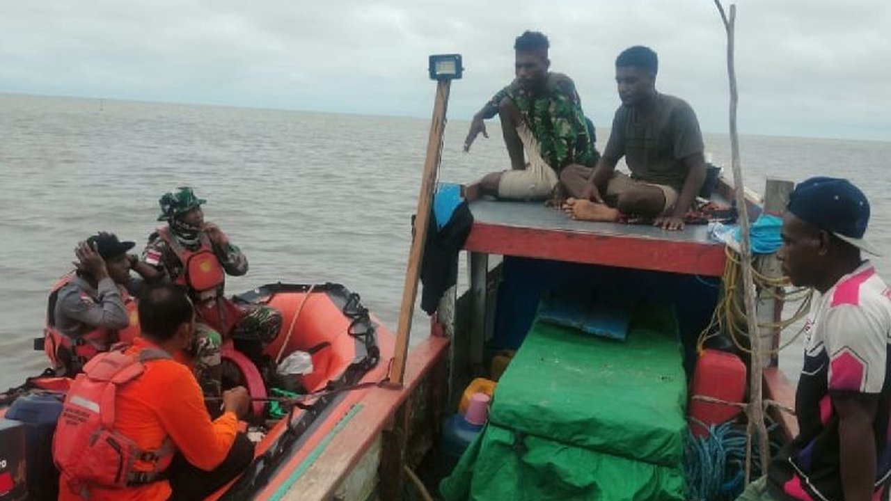 Tim SAR Merauke, Papua Selatan, tengah mencari seorang nelayan yang hilang setelah perahu yang ditumpanginya terbalik di Muara Sungai Bian akibat cuaca buruk pada Kamis (13/2), sementara tiga penumpang lainnya berhasil diselamatkan.