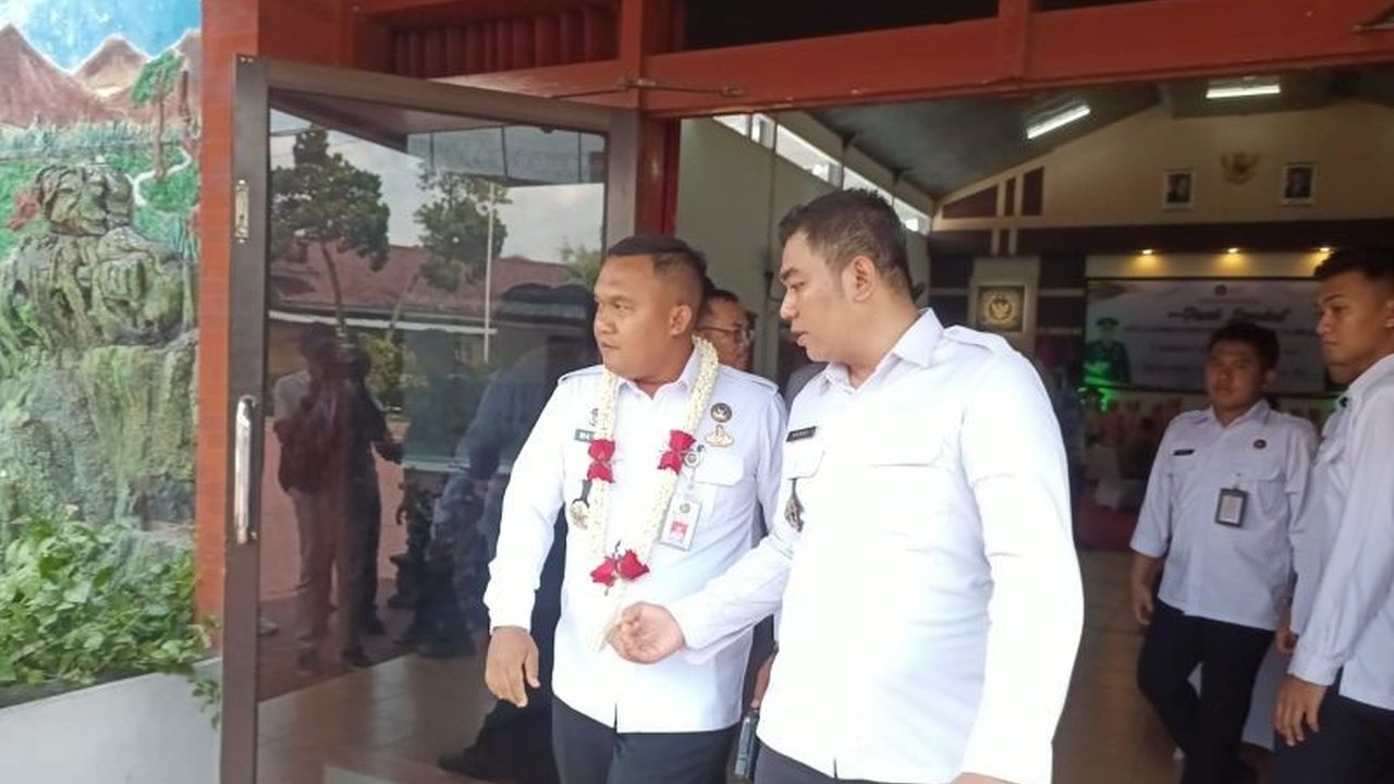 Kepala Lapas Tulungagung, Ma'ruf Prasetio Hadianto, berkomitmen mengembangkan program kewirausahaan bagi warga binaan, termasuk kolaborasi dengan pihak ketiga dan pengembangan potensi lokal seperti industri kerajinan marmer, untuk meningkatkan keterampila