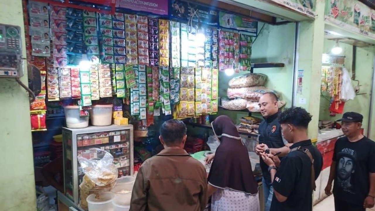 Satgas Pangan Polres Situbondo melakukan pengecekan harga dan stok bahan pokok di Pasar Sumberkolak untuk memastikan ketersediaan dan stabilitas harga menjelang Ramadhan, menemukan stok aman dan harga relatif stabil.