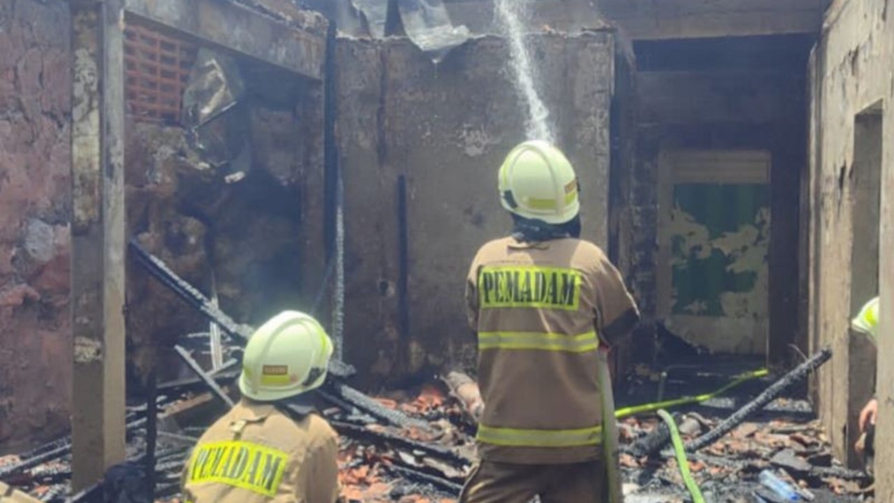 Kebakaran di kos Jalan Poncol Jaya, Jakarta Selatan, diduga akibat korsleting listrik, menyebabkan 19 mobil pemadam kebakaran dikerahkan dan penghuni dievakuasi ke Balai Warga RW 04.