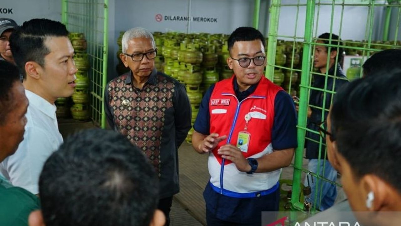 Penjabat Gubernur Gorontalo memastikan stok pangan utama aman menjelang Ramadhan, meskipun beberapa komoditas seperti tomat perlu diwaspadai kenaikan harganya.
