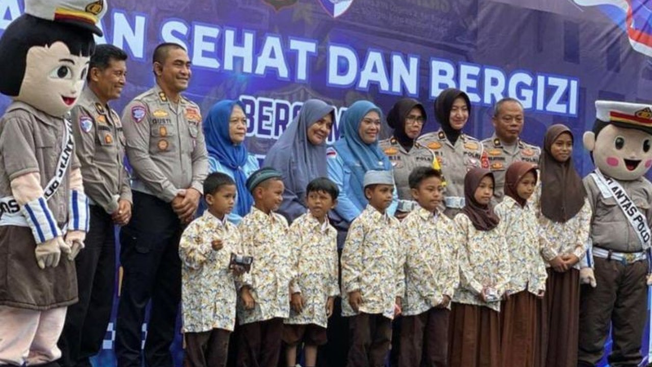 Dit Lantas Polda Sultra menggelar program Makan Bergizi Gratis (MBG) untuk 200 siswa dan 18 guru SDN 70 Kendari, sebagai bentuk dukungan terhadap program pemerintah dan sosialisasi tertib lalu lintas.