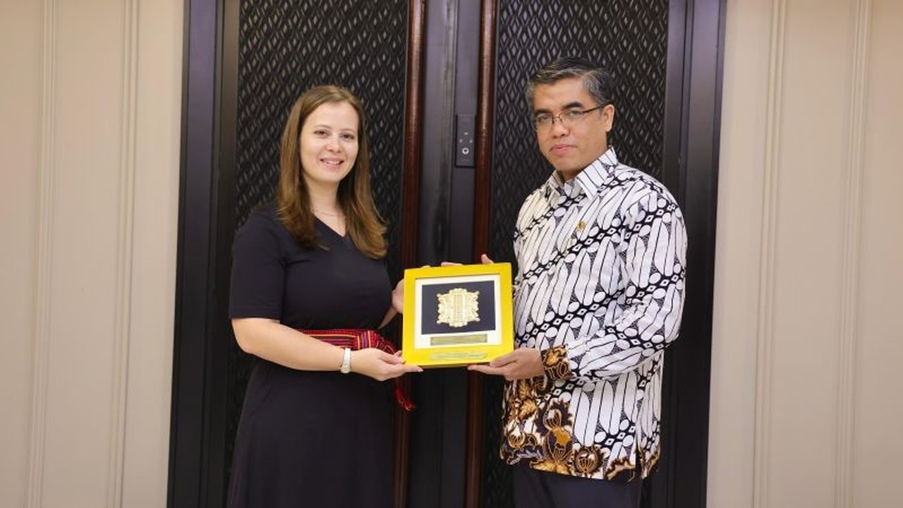 Menteri Ketenagakerjaan Indonesia bertemu Duta Besar Hungaria untuk membahas peluang kerja sama bilateral di bidang ketenagakerjaan, termasuk pelatihan vokasi, pertukaran tenaga kerja, dan perlindungan pekerja migran Indonesia.