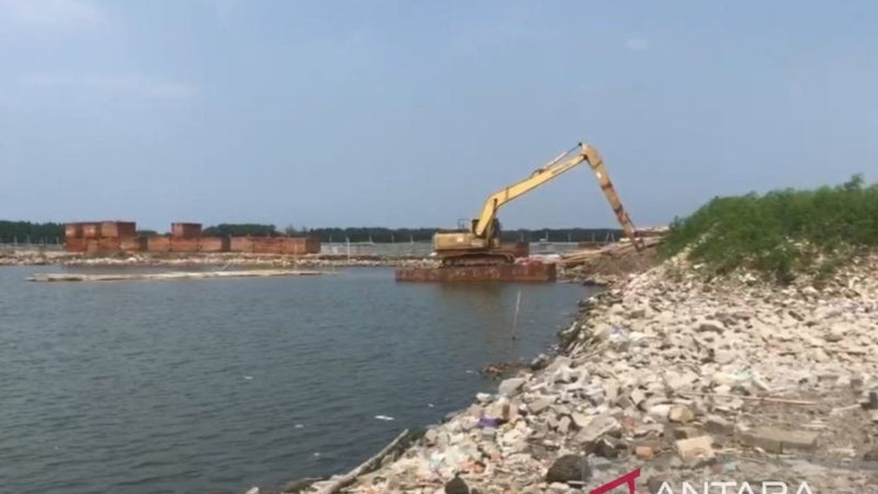 Pembongkaran pagar laut di Paljaya, Bekasi, dilanjutkan setelah sempat dihentikan sehari karena pemeriksaan terhadap pengawas dan mandor proyek oleh Polda Metro Jaya terkait izin pemanfaatan ruang laut.