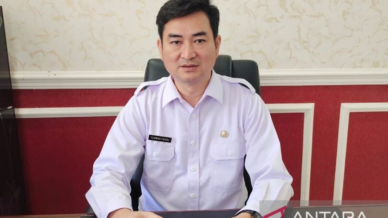 Dinas Kesehatan Cianjur menyelidiki penjualan tujuh botol alkohol murni 70 persen di sebuah apotek yang digunakan untuk membuat miras oplosan, mengakibatkan tewasnya seorang anak jalanan.