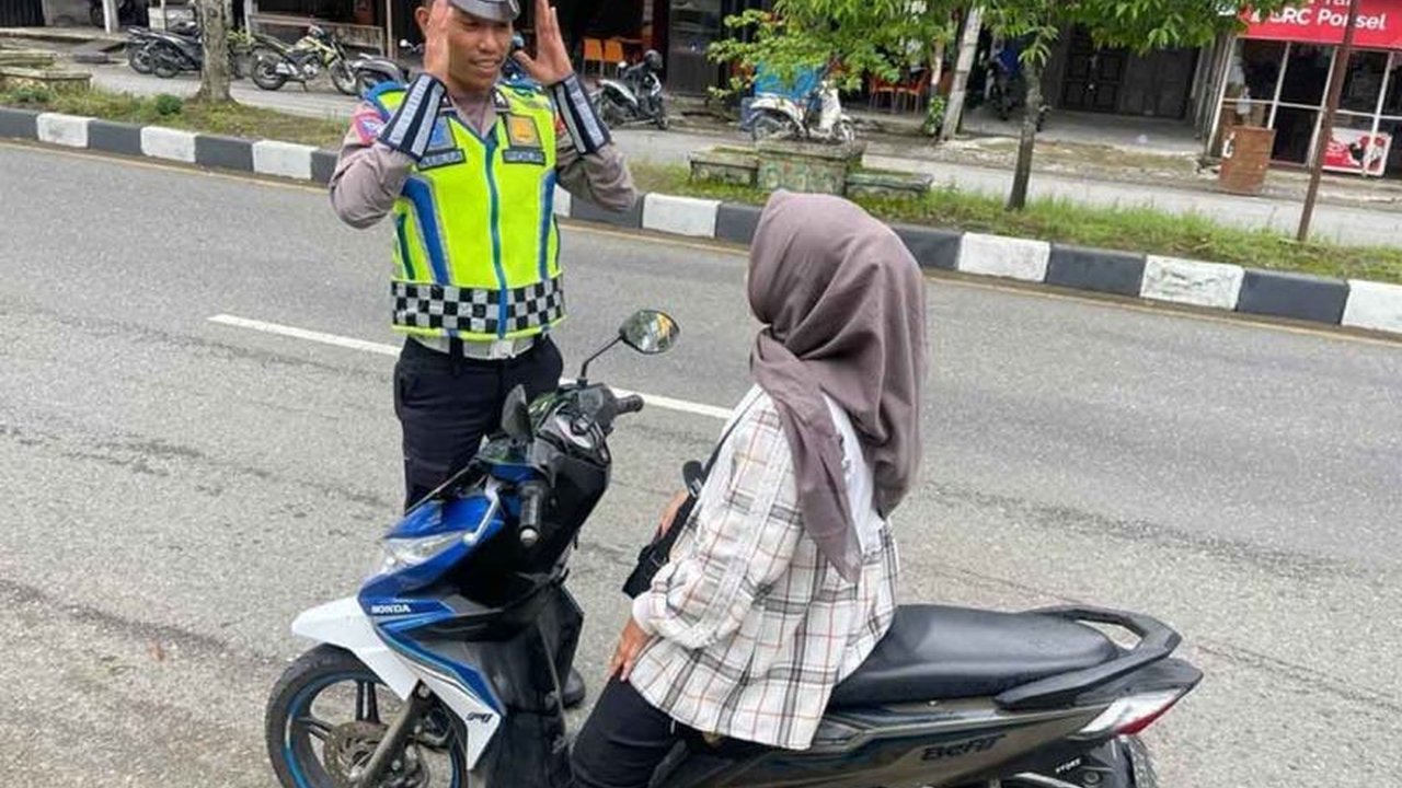 Polda Aceh menindak 2.977 pelanggar lalu lintas dengan teguran selama Operasi Keselamatan Seulawah 2024, yang bertujuan meningkatkan kesadaran berlalu lintas dan menekan angka kecelakaan.