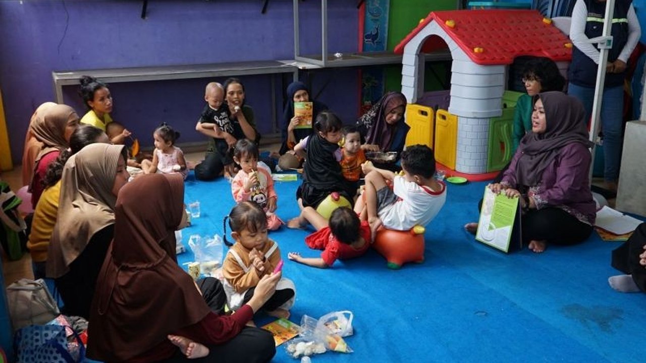 Kerja sama JIEP dan Puskesmas Cakung melalui program INISIASI berhasil meningkatkan gizi balita di Cakung dengan pemberian makanan tambahan dan edukasi bagi para ibu.