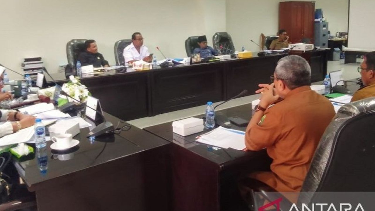 Komisi II DPRD Maluku telah mengingatkan instansi terkait untuk memastikan ketersediaan pangan terjamin selama Ramadhan 1446 H,  termasuk Bulog yang menyatakan stok beras aman hingga empat bulan ke depan.