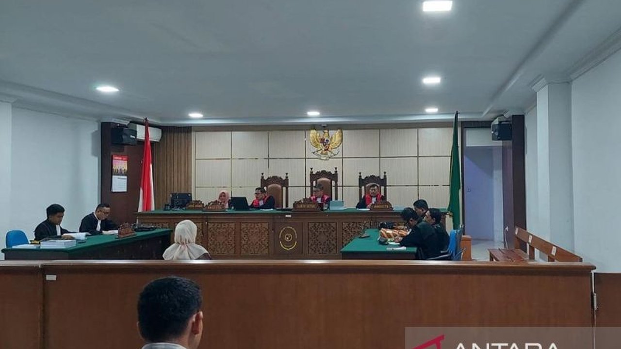 Jaksa menuntut kepala SMP Negeri Bandar Dua, Pidie Jaya, Hamidah, dengan hukuman 18 bulan penjara dan denda Rp50 juta terkait korupsi dana BOS senilai Rp377 juta lebih.