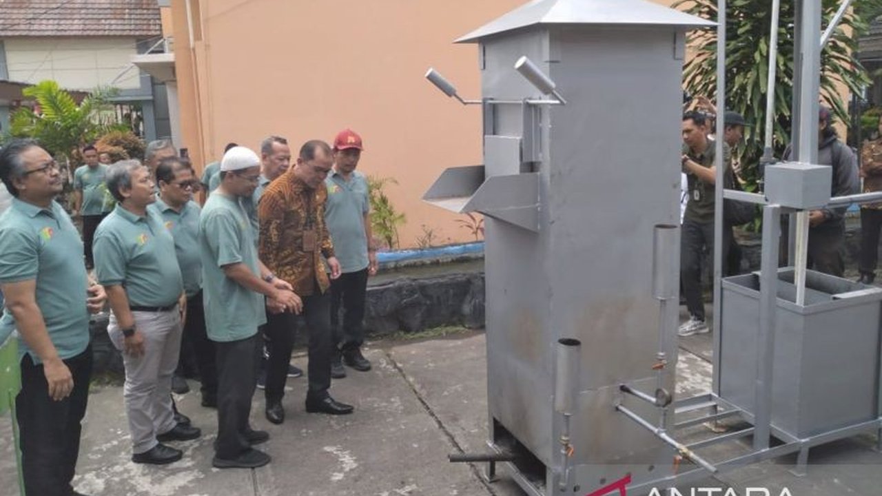Pemerintah Daerah Istimewa Yogyakarta meluncurkan purwarupa insinerator sampah untuk mengatasi masalah sampah di sekolah-sekolah, dengan uji coba di 10 sekolah terpilih dan fokus pada riset untuk efisiensi dan ramah lingkungan.