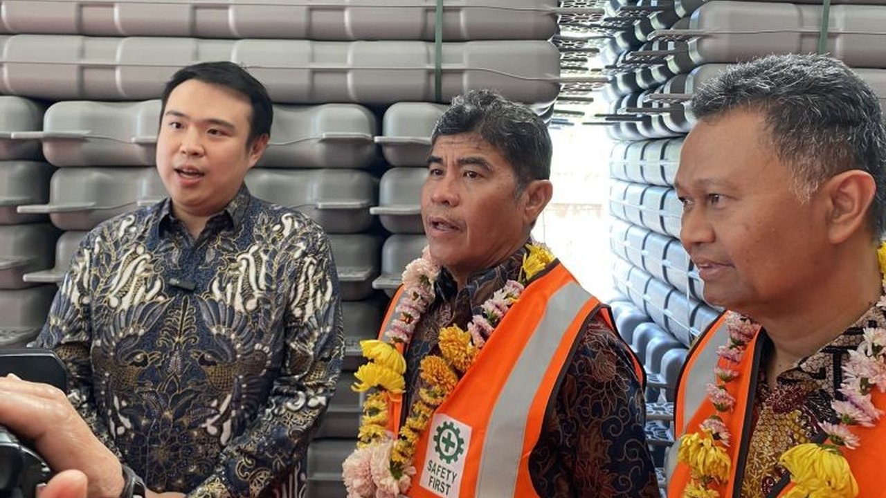 Direktur Utama PLNNR, Harjono, menekankan pentingnya pengembangan PLTS terapung skala nasional karena efisiensi dan ekonomisnya dibandingkan PLTS darat, serta menjelaskan proyek-proyek strategis PLTS terapung yang sedang berjalan.
