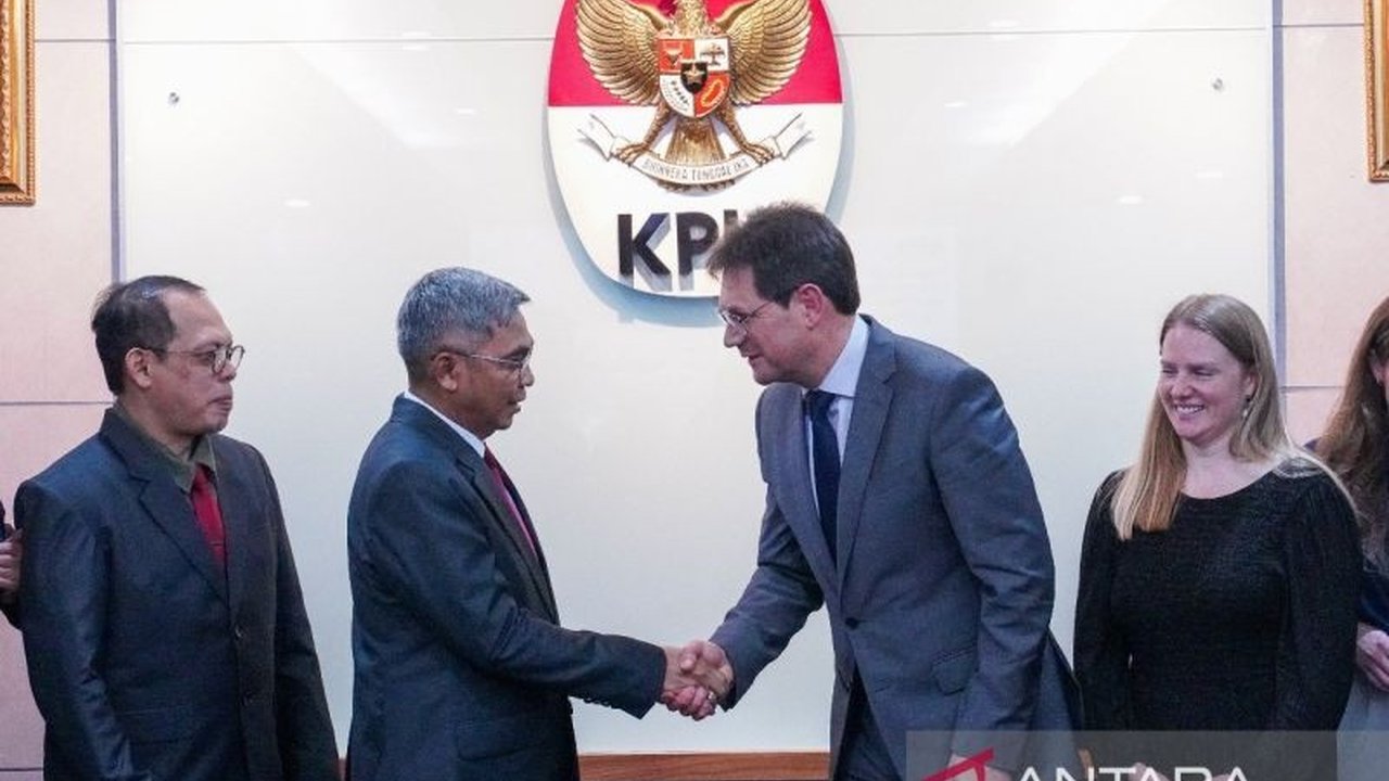 Komisi Pemberantasan Korupsi (KPK) dan Serious Fraud Office (SFO) Inggris memperkuat kerja sama pemberantasan korupsi lintas negara, termasuk pertukaran informasi, pelatihan, dan pemulihan aset, ditandai pelatihan teknis penyidikan pada Februari 2025.