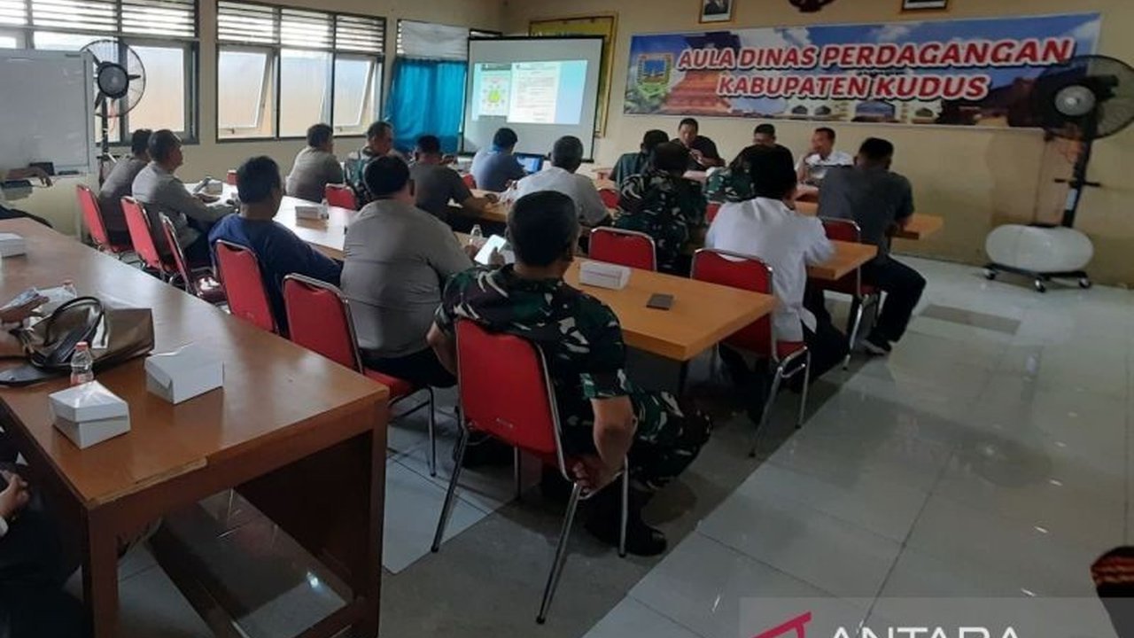 Pemerintah Kabupaten Kudus membuka pengaduan terkait kesulitan mendapatkan elpiji 3 kg dan memastikan ketersediaan cukup, menindak tegas pelanggar serta meminta bantuan TNI/Polri untuk pengawasan distribusi.