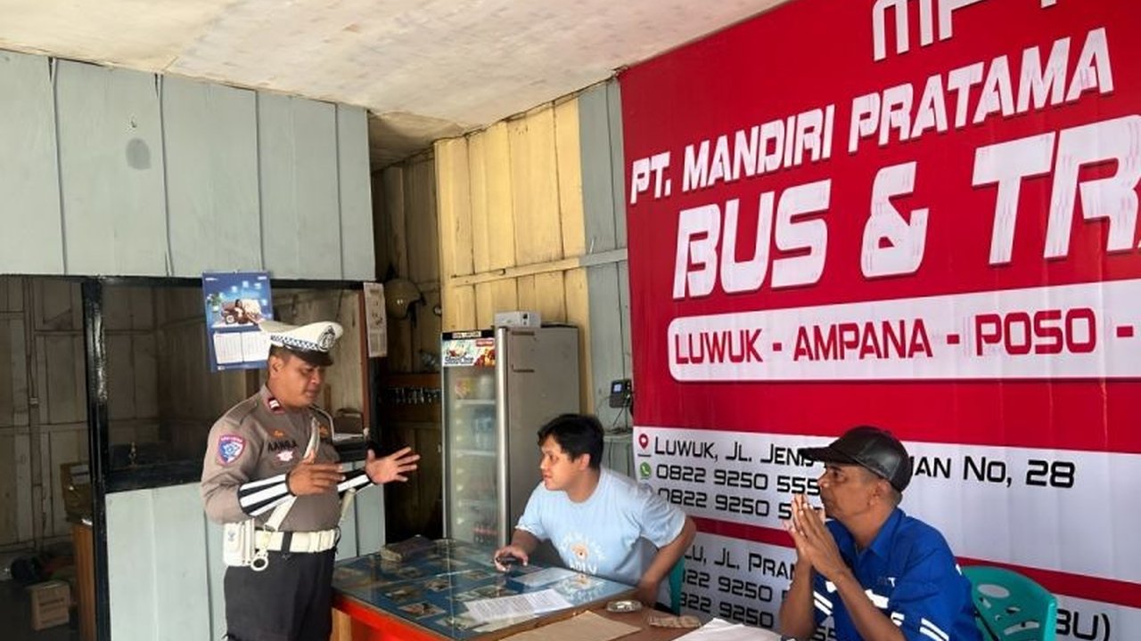 Kepolisian Resor Banggai melakukan pemeriksaan kelaikan kendaraan umum, khususnya bus, untuk mencegah kecelakaan lalu lintas dalam Operasi Keselamatan Tinombala 2025, termasuk pengecekan kondisi kendaraan dan kesehatan pengemudi.