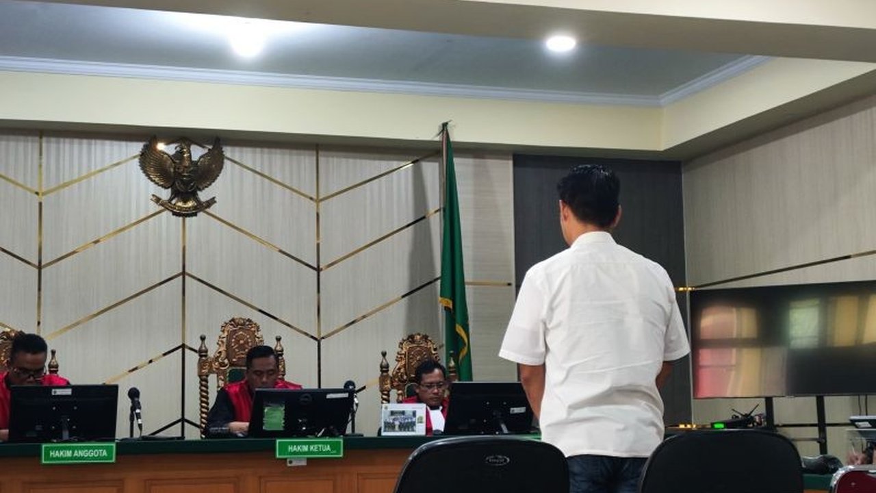Majelis hakim Tipikor Jambi menjatuhkan vonis 16 tahun penjara dan denda Rp700 juta kepada Leo Darwin, anak Leo Chandra, atas kasus korupsi gagal bayar Medium Bank Jambi, serta pidana tambahan berupa uang pengganti Rp204,8 miliar.