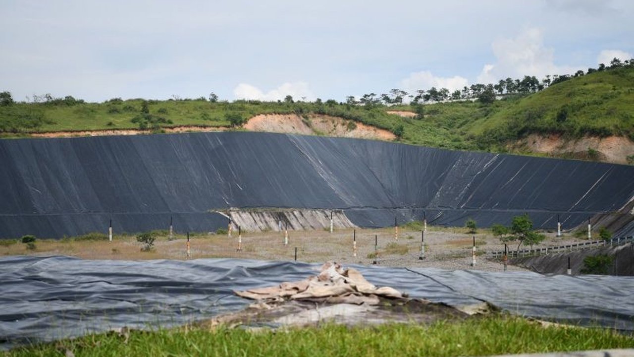 Pembangunan TPPAS Legok Nangka di Nagreg, Jawa Barat, tetap sesuai rencana dan ditargetkan beroperasi penuh pada 2028 untuk mengatasi krisis sampah di Bandung Raya, dengan dukungan teknologi waste-to-energy.