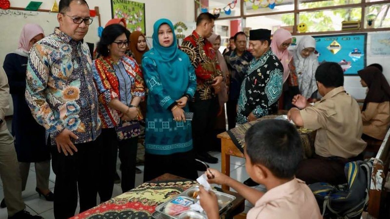 Wali Kota Makassar, Moh Ramdhan Pomanto, bersama Pj Gubernur Sulsel, meninjau dan mengevaluasi program Makan Bergizi Gratis (MBG) di beberapa sekolah di Makassar, mencatat peningkatan signifikan dalam pelaksanaannya.