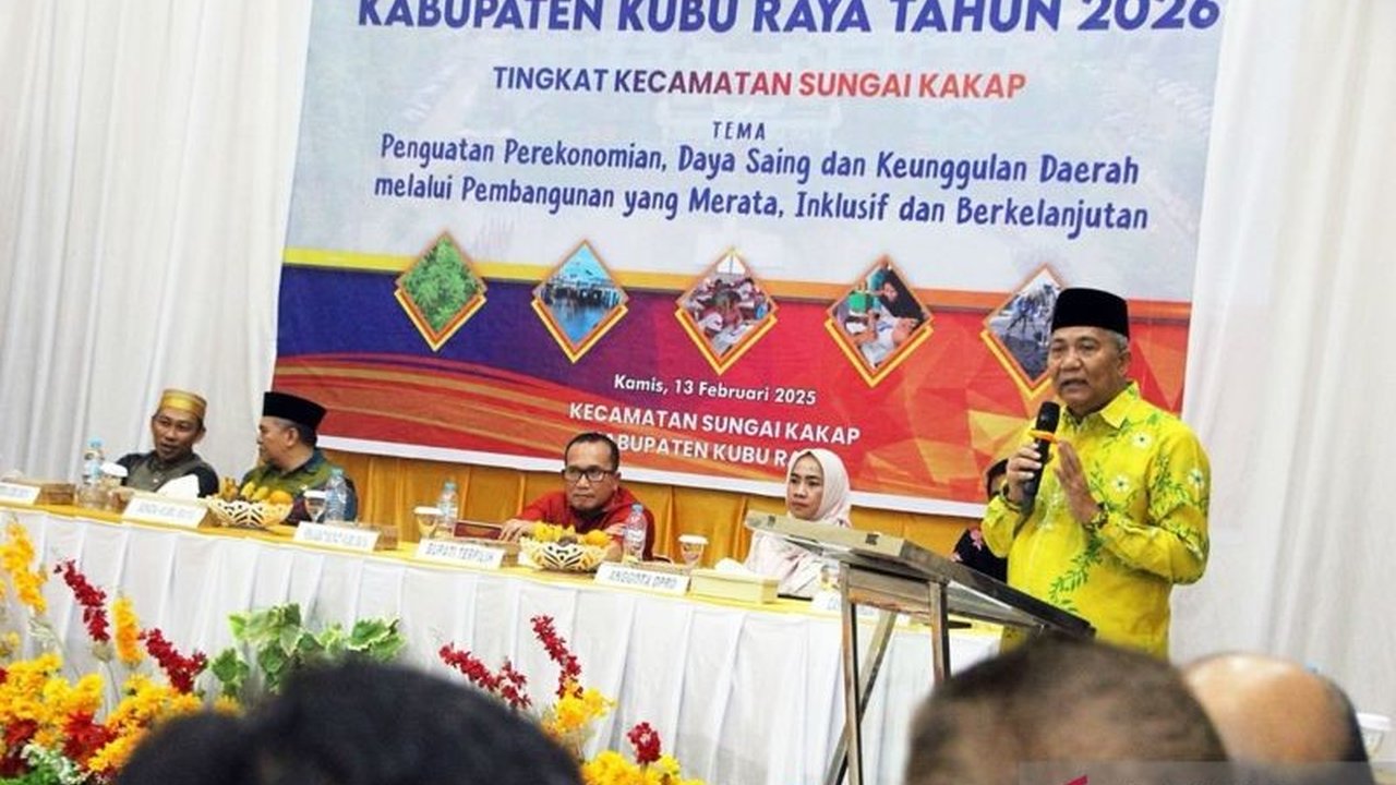 Pemkab Kubu Raya, Kalimantan Barat, berkolaborasi dengan perusahaan perkebunan untuk meningkatkan infrastruktur dan mengatasi masalah banjir tahunan yang melanda beberapa kecamatan, termasuk Kuala Mandor B, dengan fokus pada pembangunan jalan dan normalis