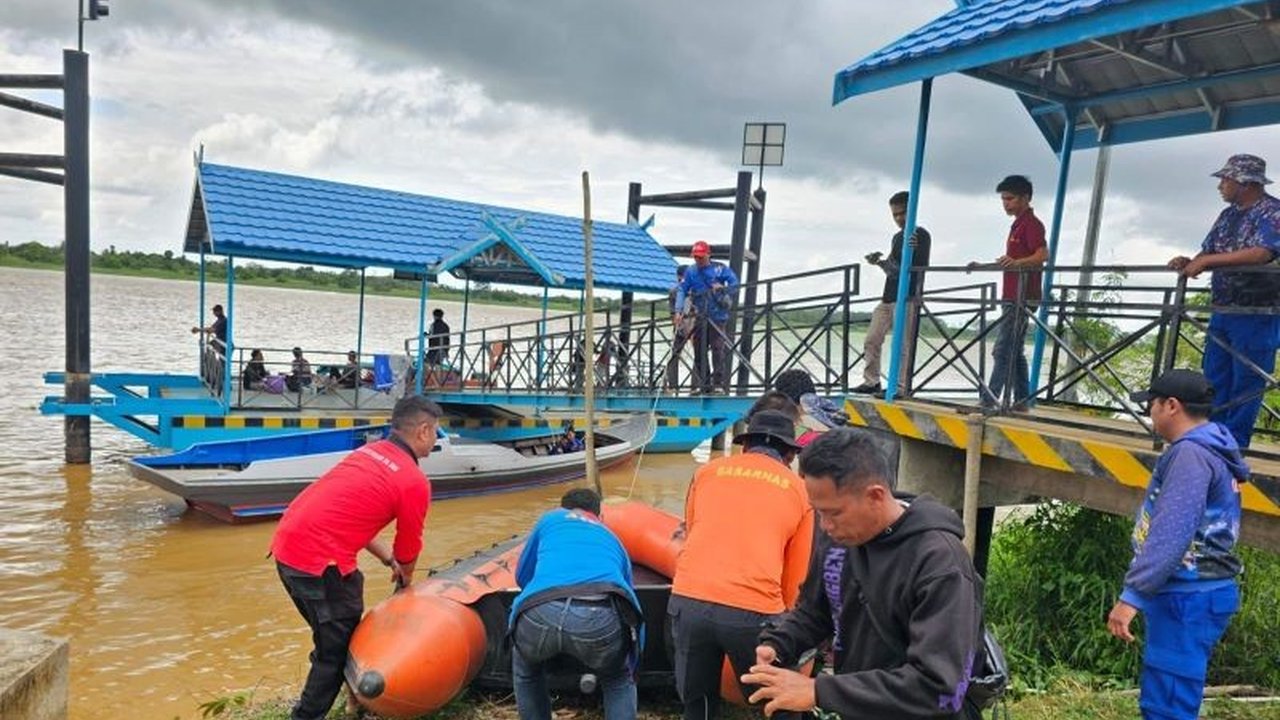 Tim SAR gabungan di Jambi tengah melakukan pencarian terhadap satu korban hilang akibat kebakaran kapal pompong di Sungai Batanghari, Tanjung Jabung Timur pada Kamis malam, sementara dua korban lainnya berhasil selamat.