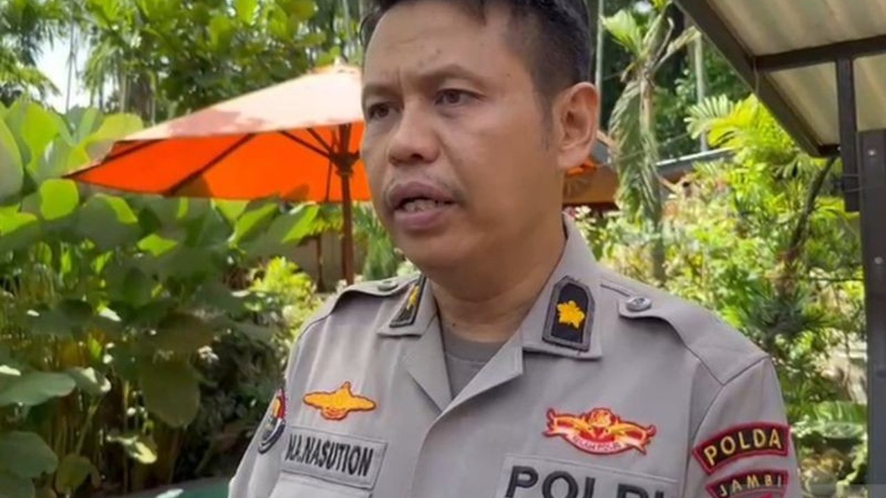 Kaca rumah pribadi Gubernur Jambi di Kota Jambi dirusak oleh seorang pria yang diduga mengalami gangguan jiwa; pelaku telah diamankan dan kini menjalani perawatan di RSJ.