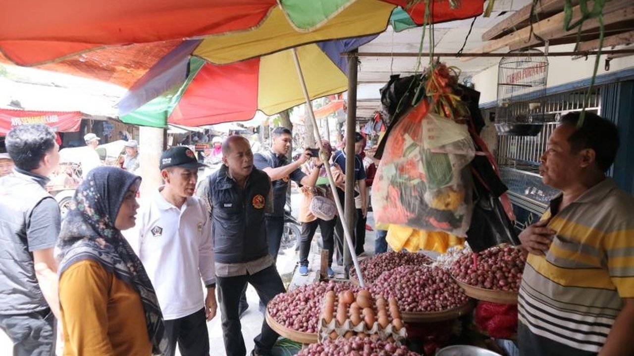 Satgas Pangan Polres Blitar bersama Dinas Perikanan dan Peternakan melakukan sidak di Pasar Wlingi dan Talun, memastikan stok bahan pokok cukup dan harga stabil menjelang Ramadhan.