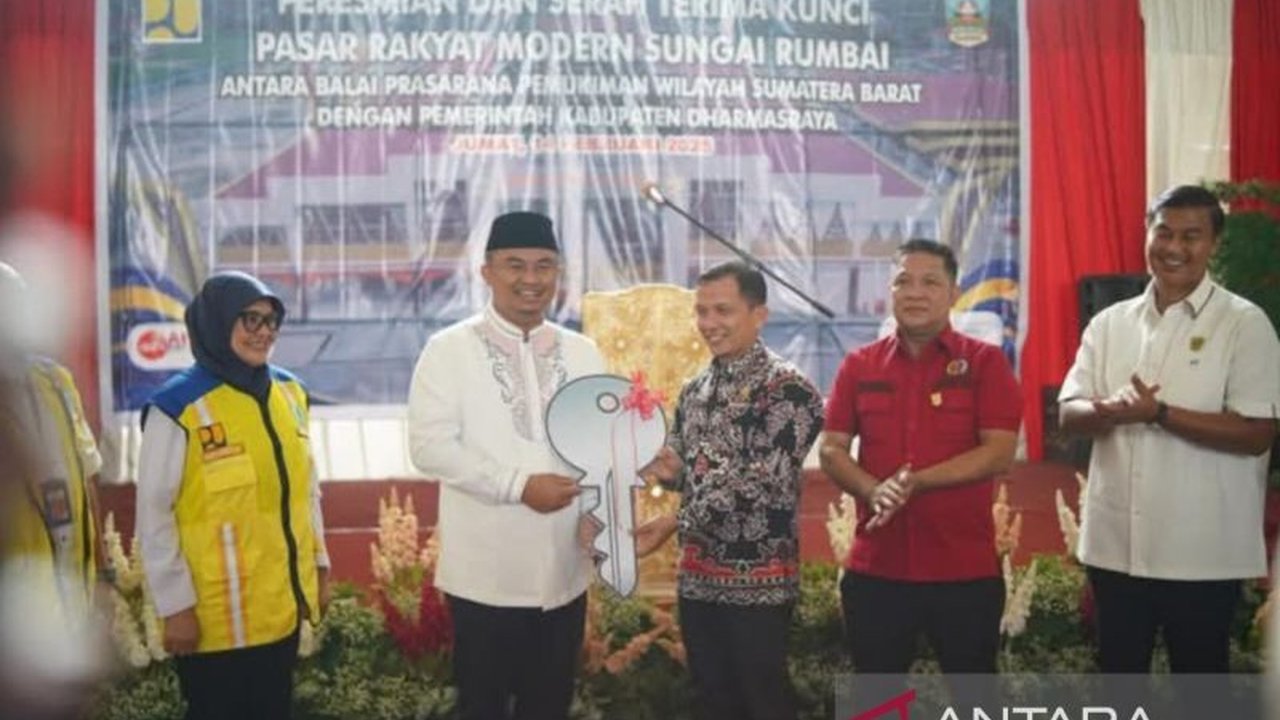 Peresmian Pasar Rakyat Modern Sungai Rumbai di Dharmasraya, Sumatera Barat, menandai komitmen pemerintah daerah dalam memberdayakan UMKM dan mendorong pertumbuhan ekonomi lokal pasca-pandemi.