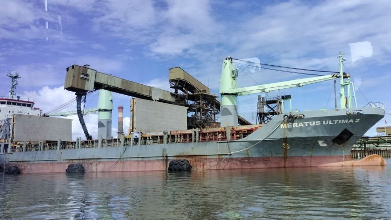 PT Freeport Indonesia mengurangi produksi konsentrat tembaga hingga 60% karena kapasitas penyimpanan penuh akibat terhambatnya izin ekspor dan kebakaran di smelter Gresik.