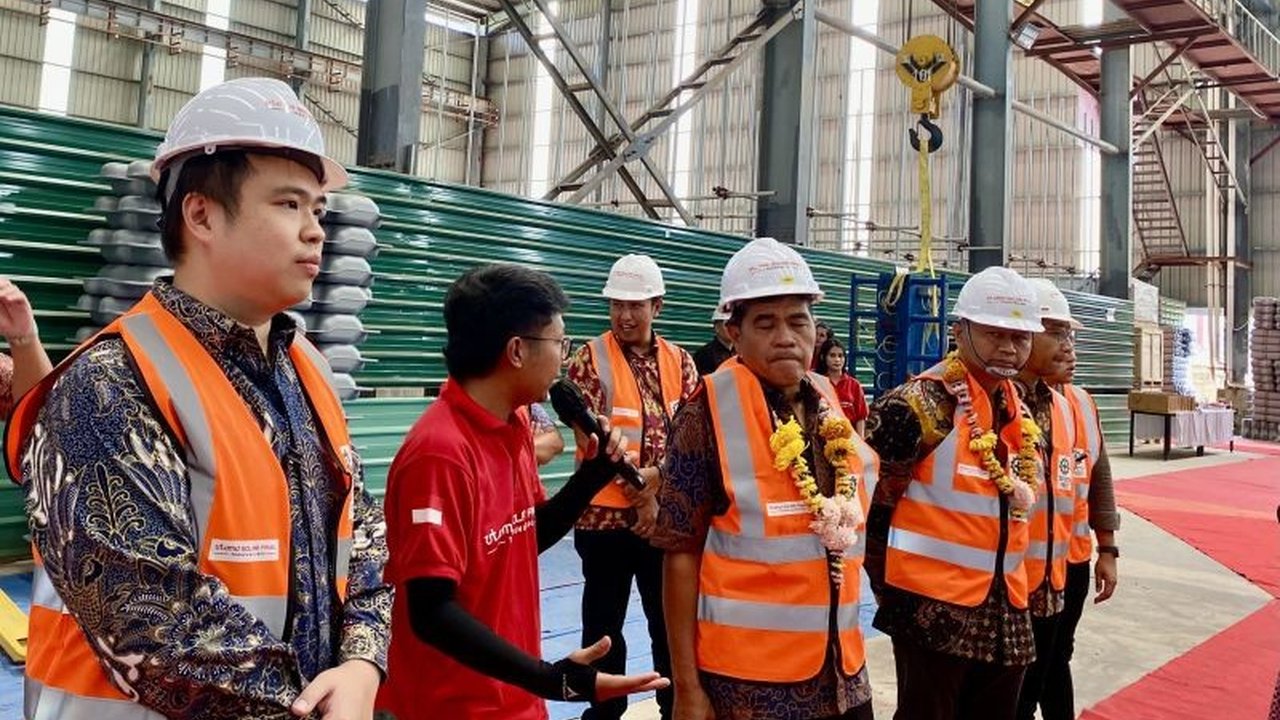Pabrik komponen pelampung PLTS terapung diresmikan di Batam, mendukung transisi energi dan menawarkan potensi ekspor, dengan kapasitas produksi hingga 20 MW per bulan serta Tingkat Komponen Dalam Negeri (TKDN) 55 persen.