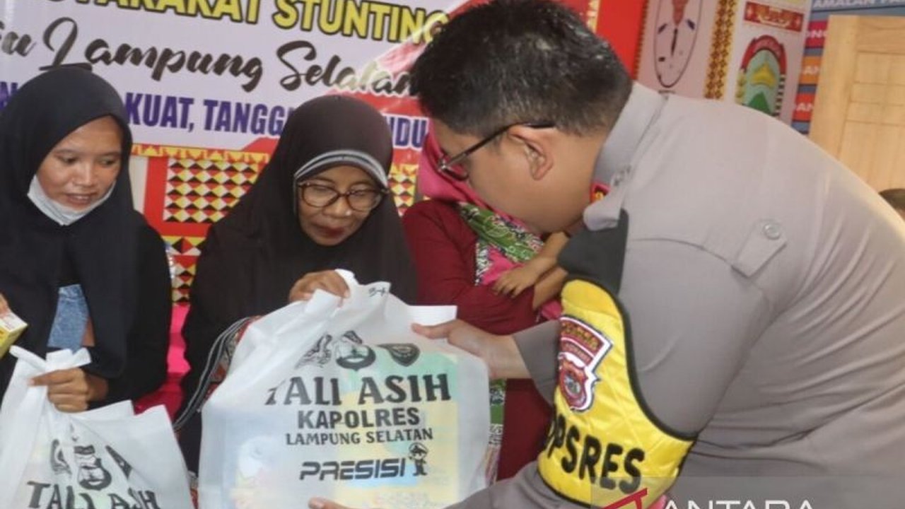 Polres Lampung Selatan, berkolaborasi dengan berbagai pihak, menggelar bakti sosial untuk membantu anak-anak penderita stunting di Kabupaten Lampung Selatan, memberikan bantuan makanan bergizi dan layanan kesehatan gratis.