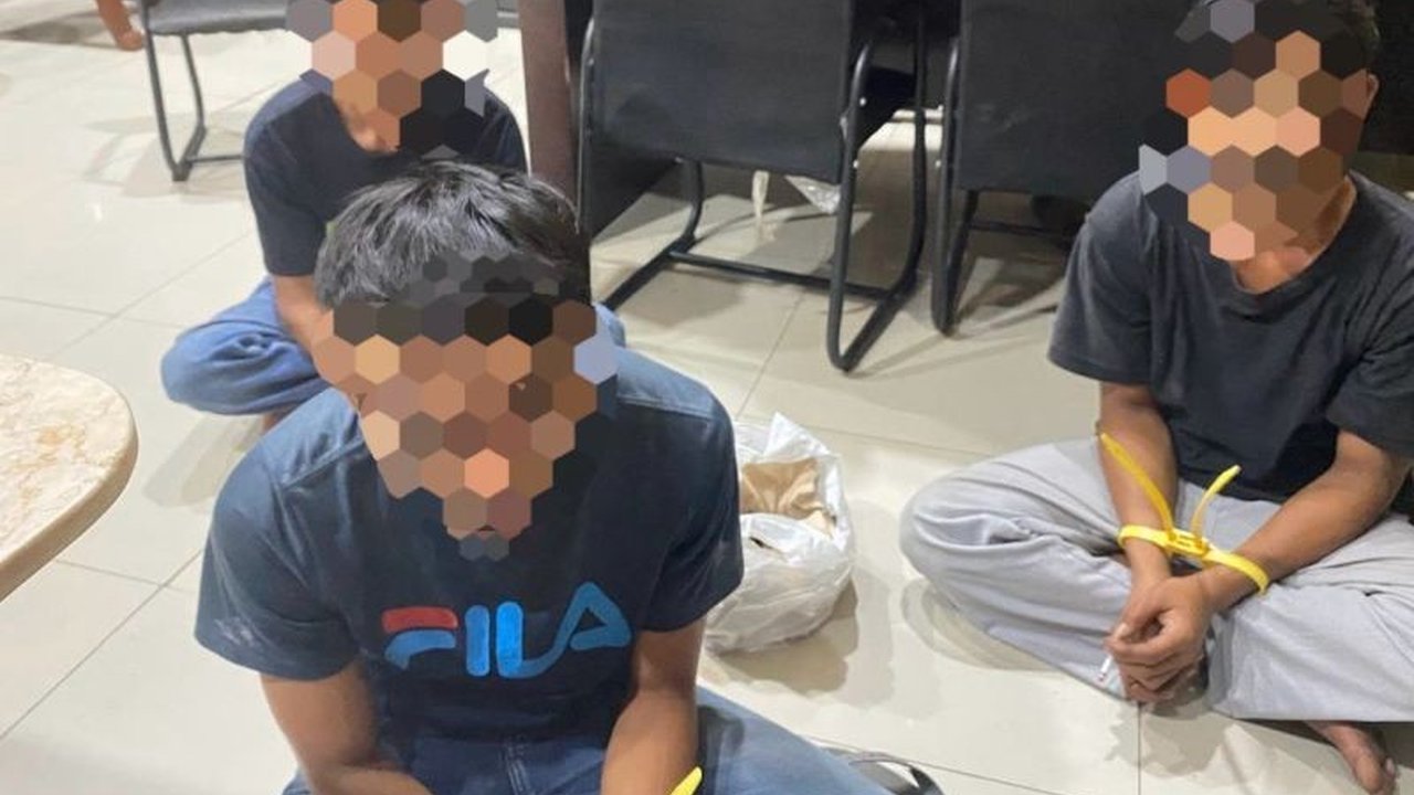 Kepolisian Daerah Banten menangkap tiga tersangka baru terkait pembakaran peternakan ayam PT Sinar Ternak Sejahtera (STS) di Serang, dengan peran berbeda dan ancaman hukuman hingga 20 tahun penjara.