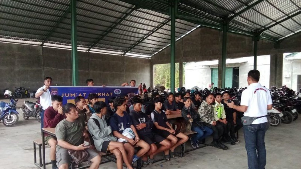Polresta Palangka Raya melalui program Jumat Curhat memberikan edukasi bahaya narkoba kepada masyarakat Palangka Raya, Kalimantan Tengah, menekankan pencegahan dan hukuman berat bagi pengedar.