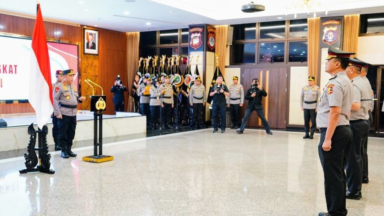 Jenderal Listyo Sigit Prabowo memimpin upacara kenaikan pangkat 22 perwira tinggi Polri di Mabes Polri, Jakarta, Jumat (14/2), meliputi kenaikan pangkat dari Kombes hingga Irjen.