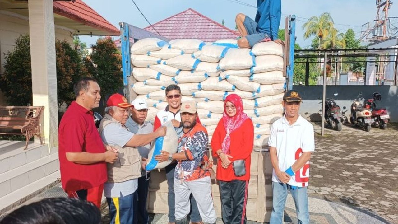 Pemerintah Kabupaten Sumbawa Barat mendistribusikan bantuan beras, mie instan, dan air mineral kepada 2.606 warga yang terdampak banjir bandang di Kecamatan Taliwang akibat cuaca ekstrem.