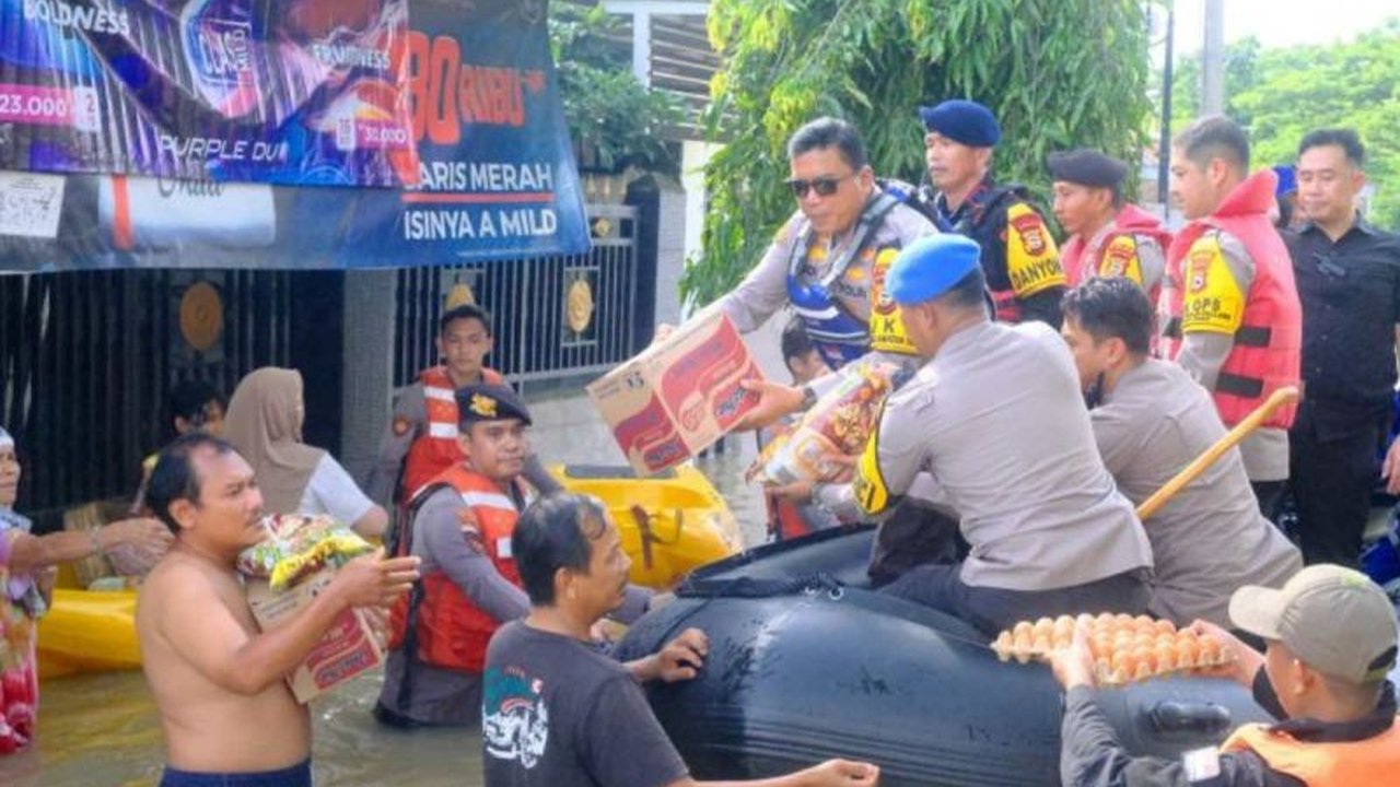 Kapolda Sulsel Irjen Pol Yudhiawan meninjau langsung dan menyalurkan bantuan kepada 2.211 warga terdampak banjir di Antang, Makassar, yang tersebar di 26 titik pengungsian.