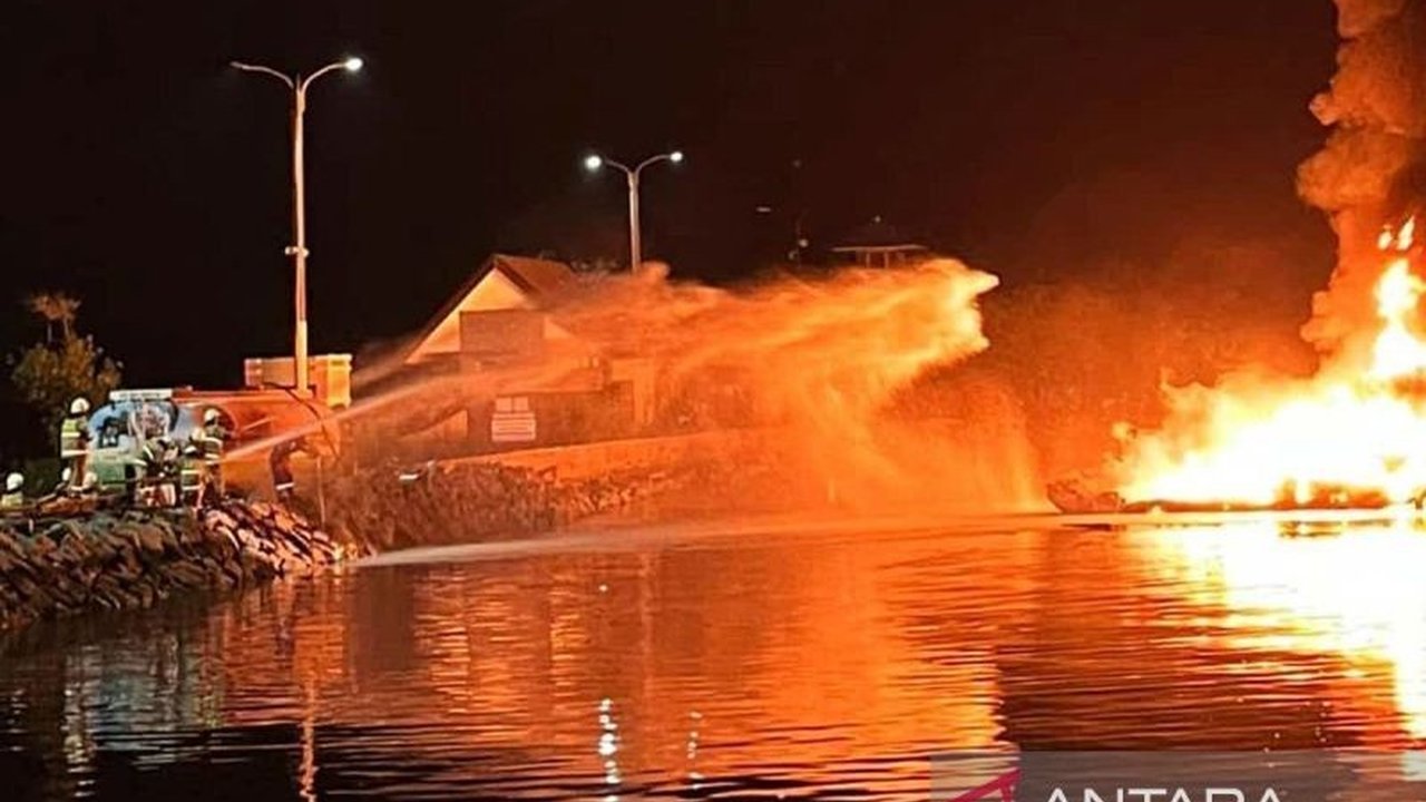Polisi Kepulauan Seribu masih mencari satu korban hilang dari kebakaran kapal KM Tenggiri di Dermaga Ancol, Jakarta Utara, yang terjadi pada 8 Februari 2024, sementara penyebab kebakaran masih diselidiki.