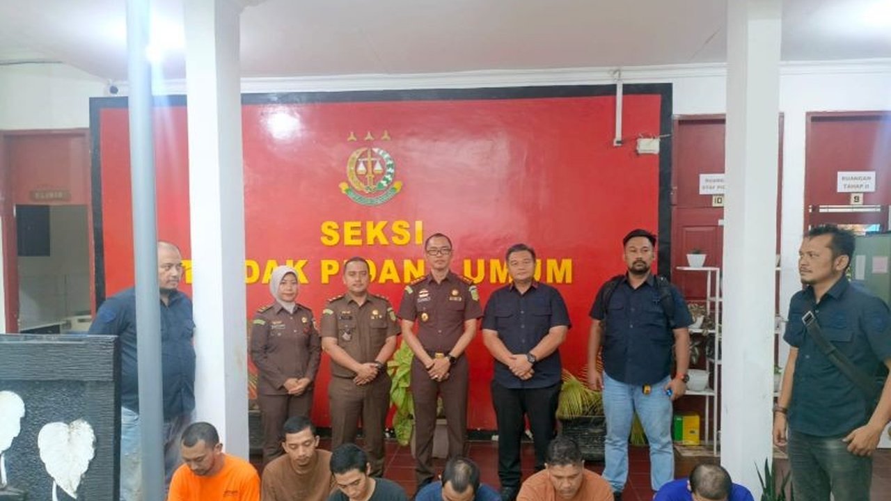 Kejaksaan Negeri Pasaman menerima enam tersangka dan 514,2 kg ganja dari BNN Sumbar; para tersangka terancam hukuman mati.