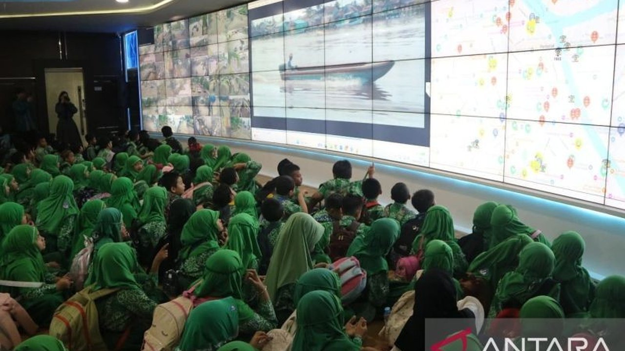 Puluhan siswa SD Al Azhar Pontianak melakukan kunjungan ke Kantor Wali Kota untuk belajar tentang pemerintahan daerah, mendapat apresiasi positif dari Pj. Wali Kota.