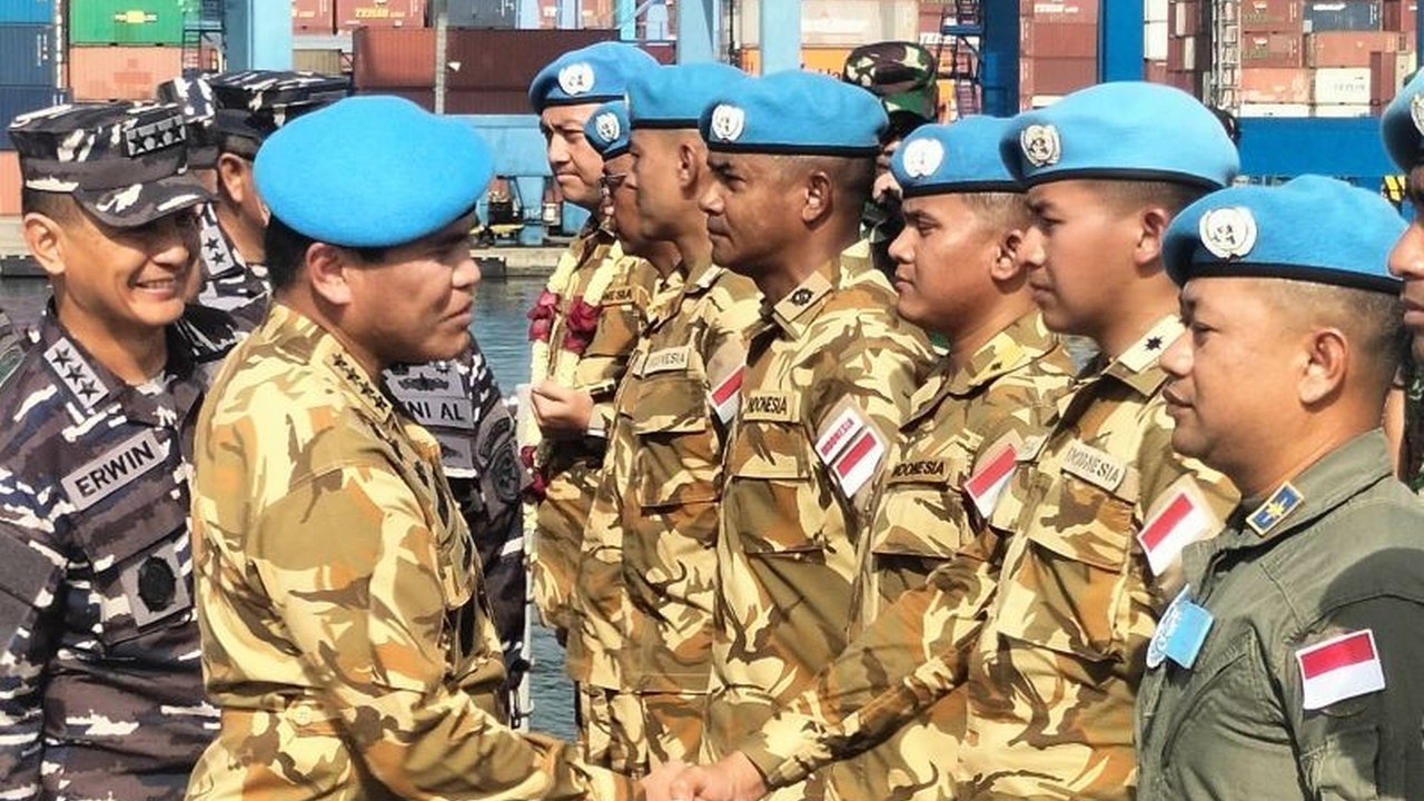 Kepala Staf TNI Angkatan Laut (KSAL) Laksamana TNI Muhammad Ali menyambut kepulangan pasukan TNI AL dari misi perdamaian di Lebanon yang telah bertugas selama hampir satu tahun di bawah koordinasi PBB.