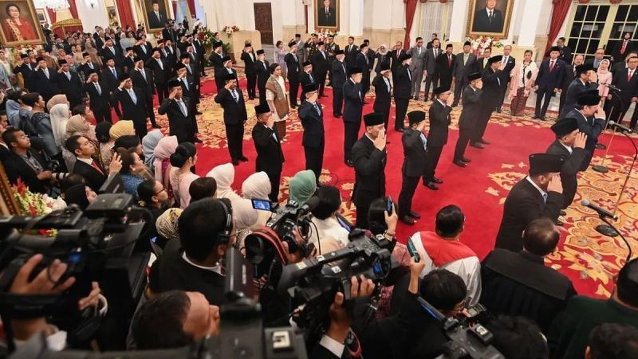 Pemerintahan Prabowo Subianto dihadapkan pada paradoks: kebijakan efisiensi anggaran yang ketat diiringi pembentukan Kabinet Merah Putih terbesar dalam sejarah Indonesia, memicu pertanyaan tentang konsistensi komitmen penghematan.