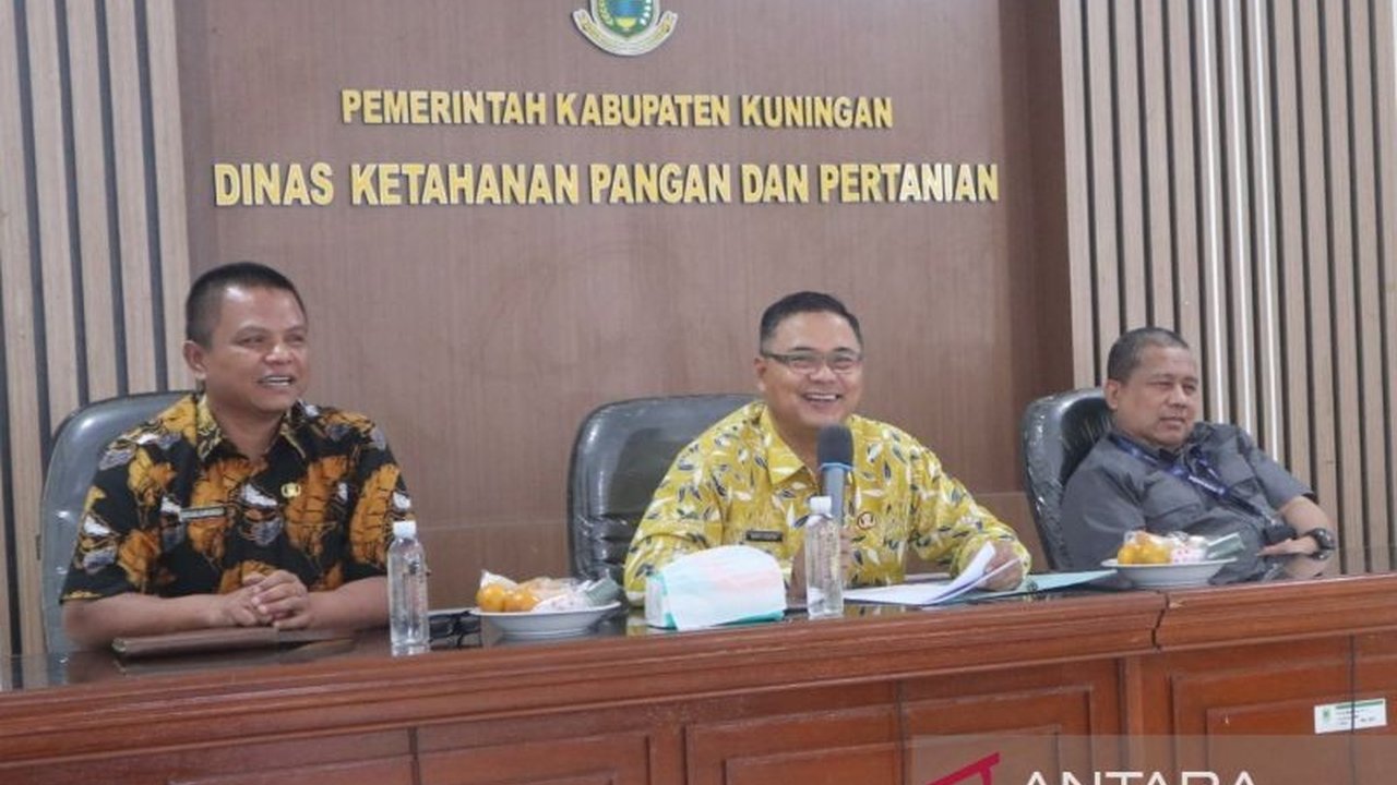 Kabupaten Kuningan, Jawa Barat, mendapat program B2SA untuk meningkatkan ketahanan pangan dan gizi masyarakat desa melalui sosialisasi pola makan sehat dan pemanfaatan sumber daya lokal, serta dukungan akses keuangan dari Bank Kuningan.