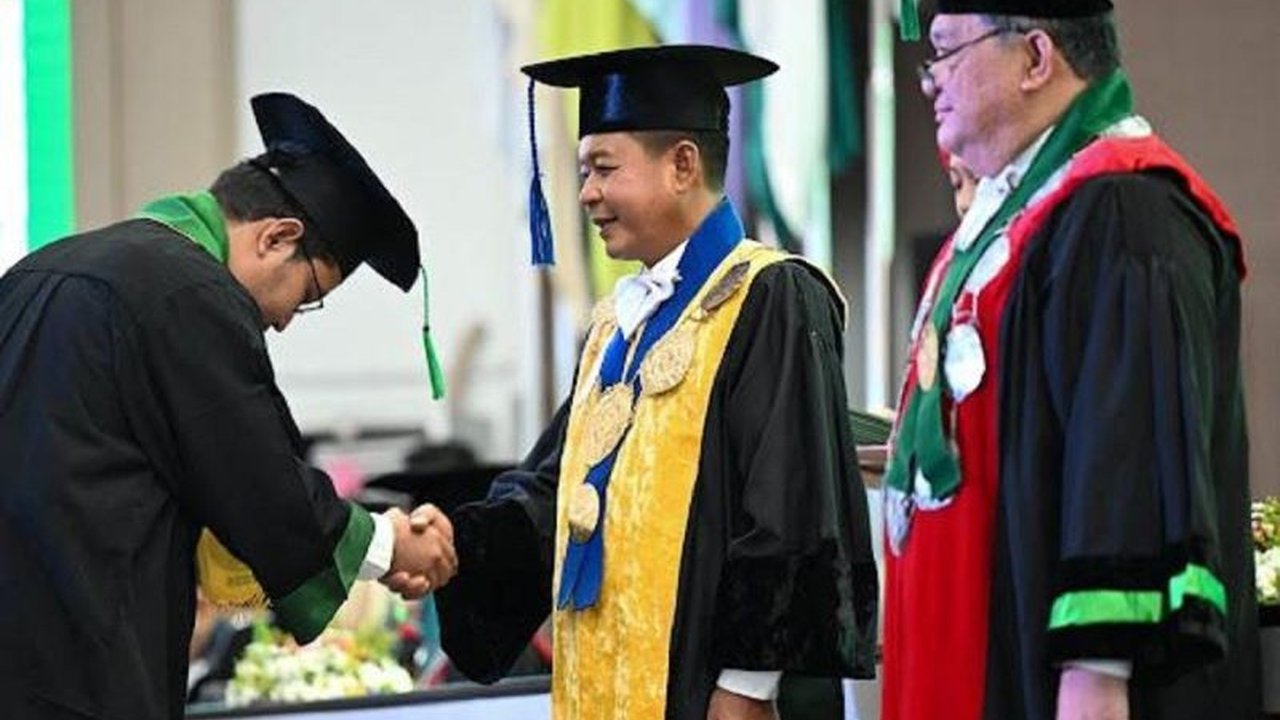 Rektor USU, Muryanto Amin, tekankan efisiensi dan prioritas program dalam pengelolaan keuangan universitas untuk meningkatkan kualitas pendidikan, penelitian, dan pengabdian masyarakat serta daya saing USU di tingkat nasional dan internasional.