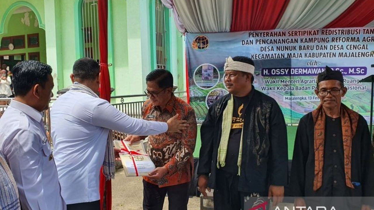 Pemerintah Kabupaten Majalengka memberikan pelatihan keterampilan kepada warga Desa Cengal dan Nunukbaru setelah penyerahan sertifikat tanah untuk meningkatkan perekonomian dan mengembangkan desa sebagai destinasi wisata.