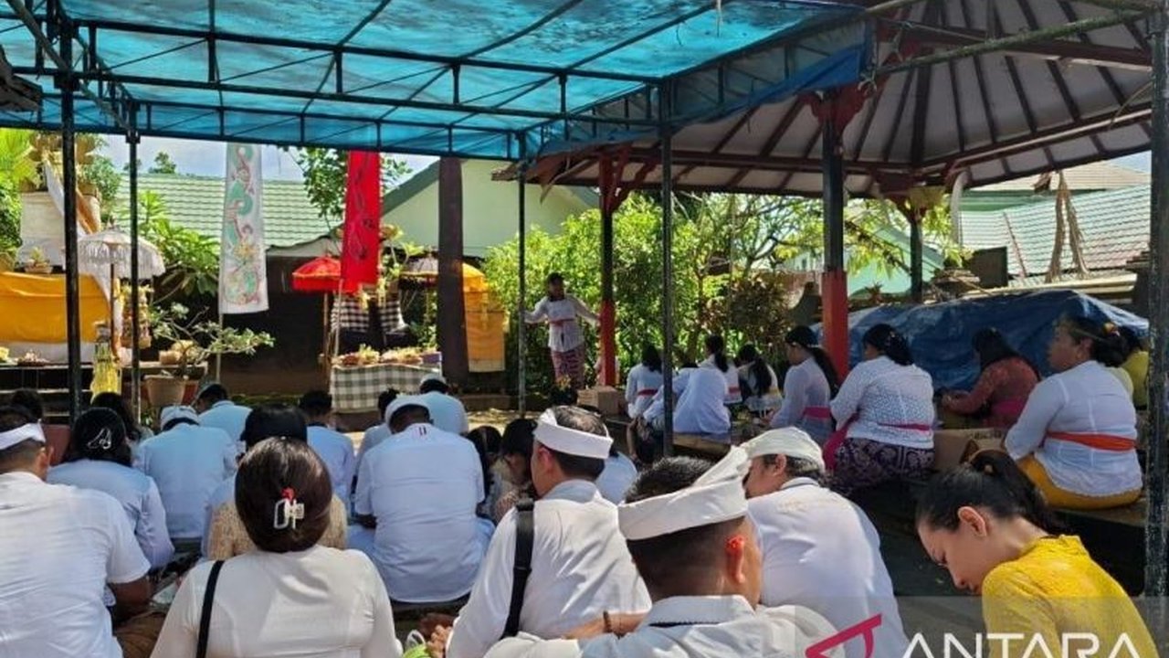 Perayaan Odalan dan Mlaspas di Pura Siwa Sthana Giri, Ambon, memperingati 34 tahun keberadaan pura tersebut sekaligus mempererat persaudaraan antar umat Hindu di Maluku.