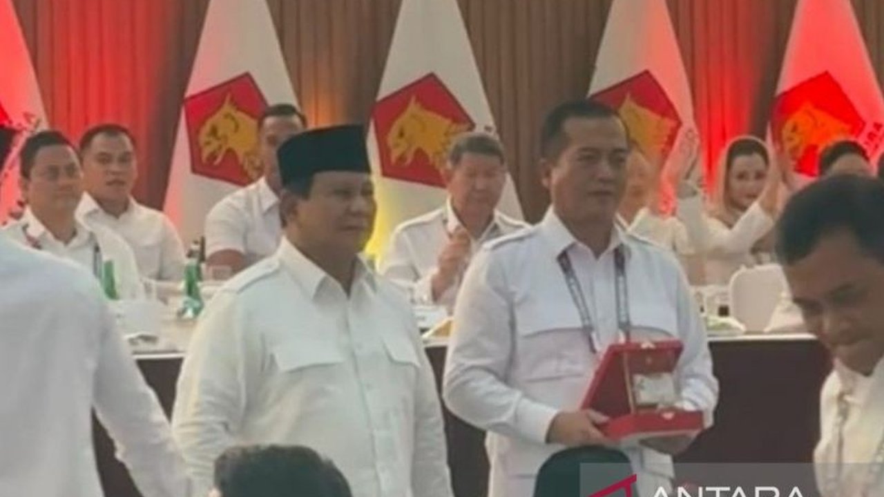 Gubernur NTB terpilih, Lalu Muhammad Iqbal, resmi menerima KTA Gerindra dari Prabowo Subianto, menyatakan partai tersebut sebagai kendaraan politiknya ke depan, sejalan dengan visi Prabowo untuk pemerintahan bersih dan ekonomi mandiri.