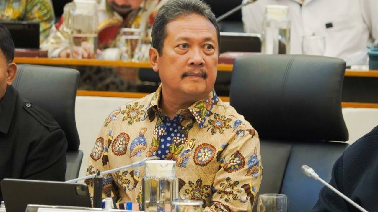 Menteri Kelautan dan Perikanan, Sakti Wahyu Trenggono, memastikan program prioritas KKP tetap berjalan meskipun anggaran tahun 2025 diefisiensikan sebesar Rp2,1 triliun, dengan tetap memprioritaskan belanja pegawai dan program Asta Cita serta Ekonomi Biru